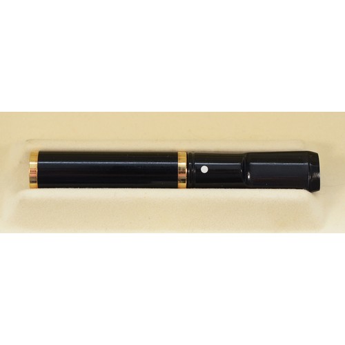 Dunhill White Spot Shortie black lacquer and gold plate cigarette holder  (CH2815), case and filters,