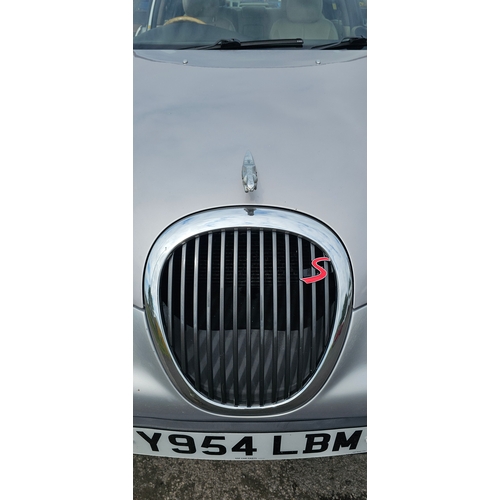 255 - 2001 Jaguar S Type V8 automatic, 3996cc. Registration number Y954 LBM. VIN number SAJAC01M91GM12750.... 