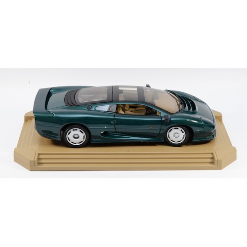 Maisto, a boxed 1:12 Scale 33201 1992 Jaguar XJ220, in green