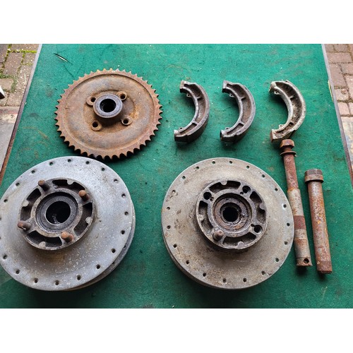 173 - A Norton ES2 500cc engine, number 41053, G4, together with Ariel wheel and brake plates