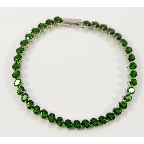A 9ct white gold diopside bracelet, 19cm, 1.7g