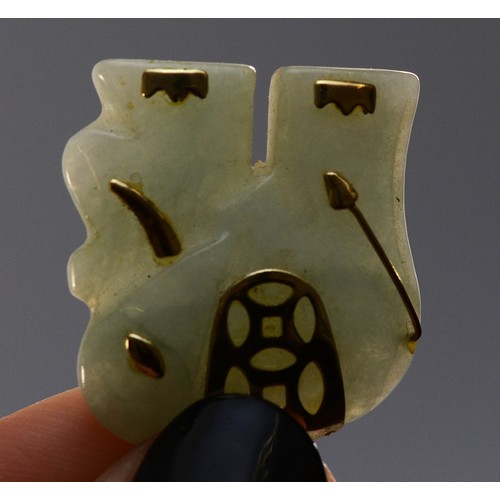 38 - An unmarked gold mounted carved jade pendant of an elephant, 20mm, 3.5g