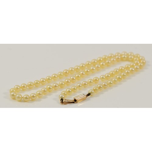 410 - A 9ct gold clasped cultured pearl necklace, 41cm, 12.2g