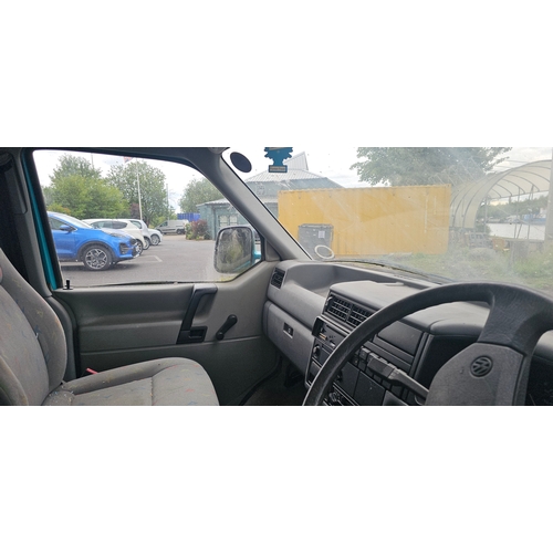 268 - 1995 VW T4 Transporter Caravelle LWB CL D, 2,370cc diesel, CAT C. Registration number N140 AWE. VIN ... 