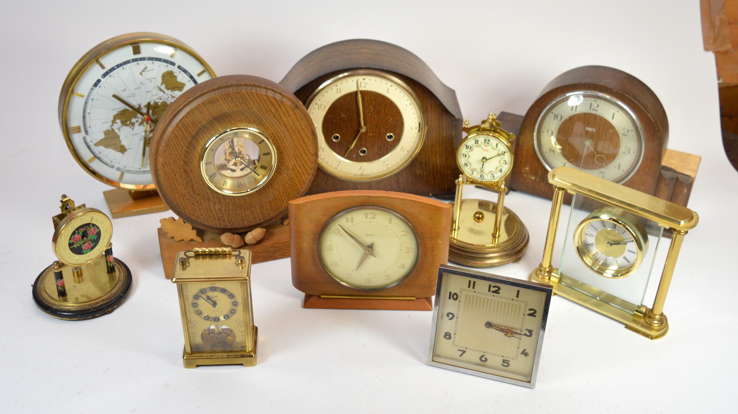 A collection of mid 20th century and later clocks, to include mantel ...