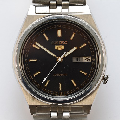 Seiko 5, a stainless steel automatic day/date gentleman's