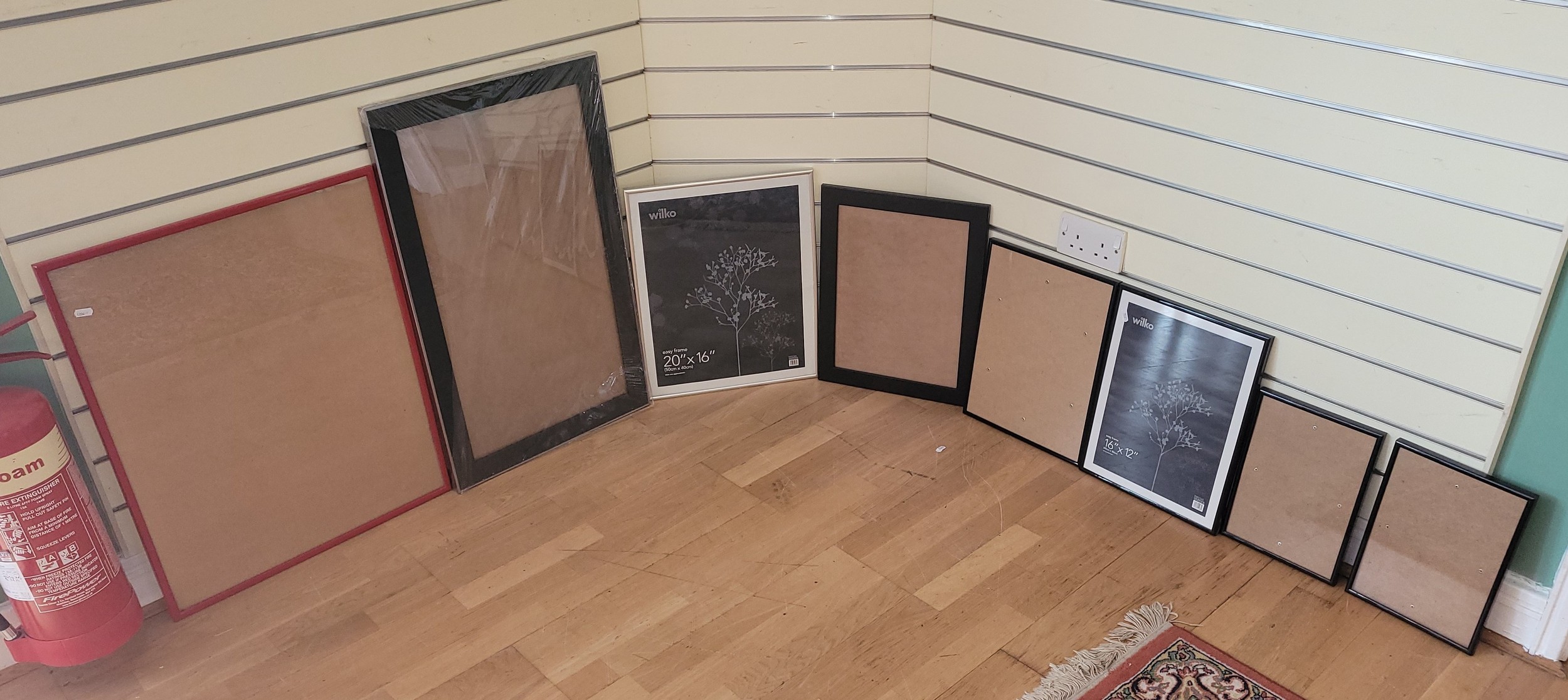 Eight modern photograph or print frames. (8)