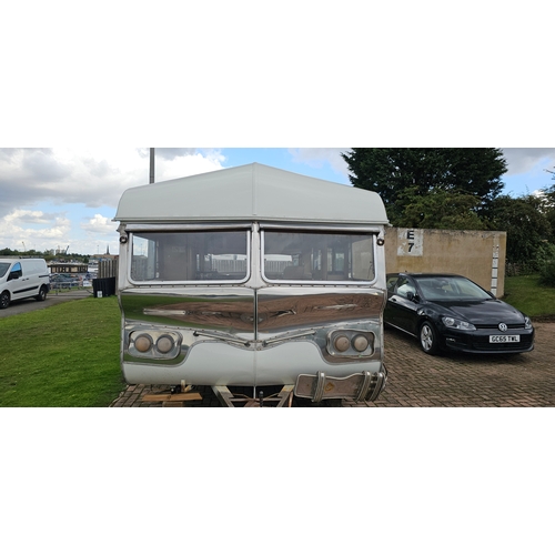 470 - C.1970's Vickers of Blackpool Roma caravan, PLEASE NOTE VIEWING BY ARRANGEMENT AS IT IS NOT ON SITE ... 