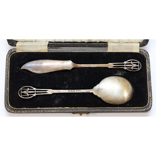 37 - A set of six silver teaspoons, Sheffield 1958, with handles in the form of two golf clubs, by Walker... 