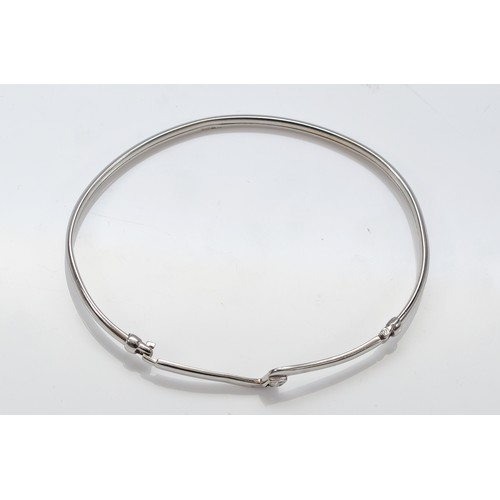 56 - A 9ct white gold brilliant cut diamond hinged bangle, 62mm, 4.4g