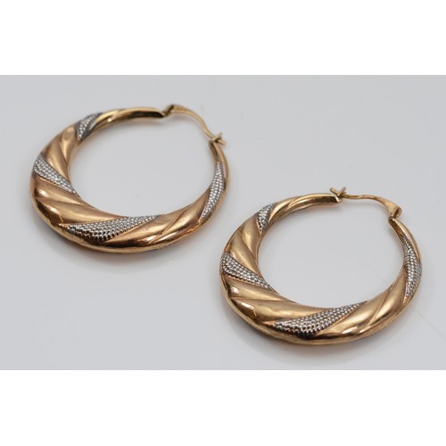 58 - A pair of 375 gold patterned hoop earrings, 30mm, 1.8g