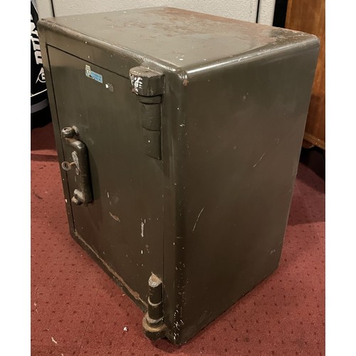 8 - A medium size vintage safe, label reading G.T.E 82-90 Seymor Place London, h. 51cm x 40.5 x 30.