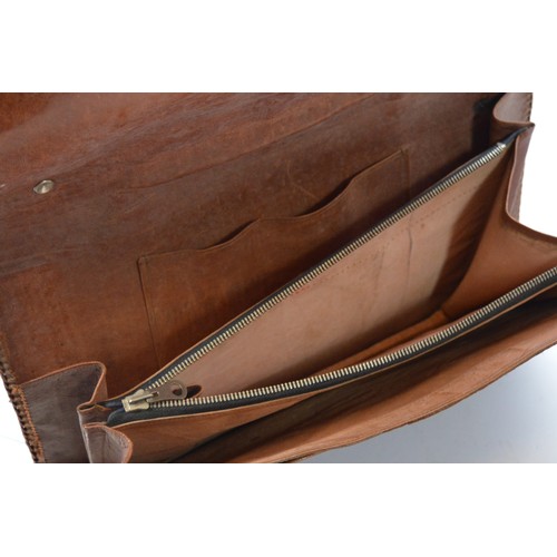 61 - An alligator taxidermy handbag featuring five internal pockets, one with zipper, snap popper closure... 