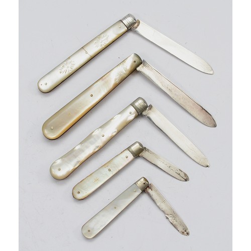 21 - Five silver and mother of pearl fruit knives, Sheffield, 1900, 1910, 1904, 1903, Birmingham 1899, on... 