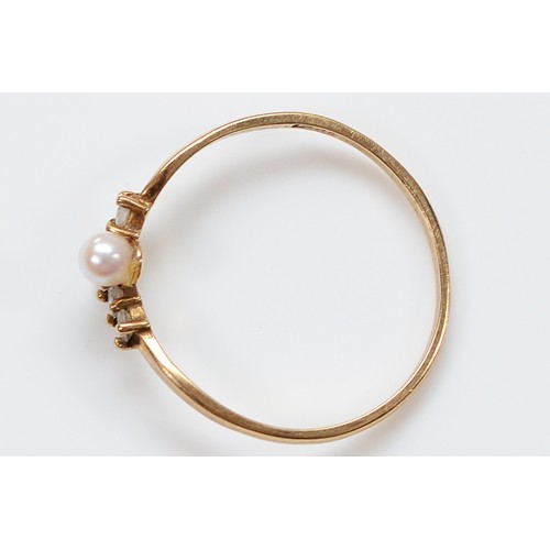 57 - A 9ct gold gemset wishbone ring, London 1986, P, 1g