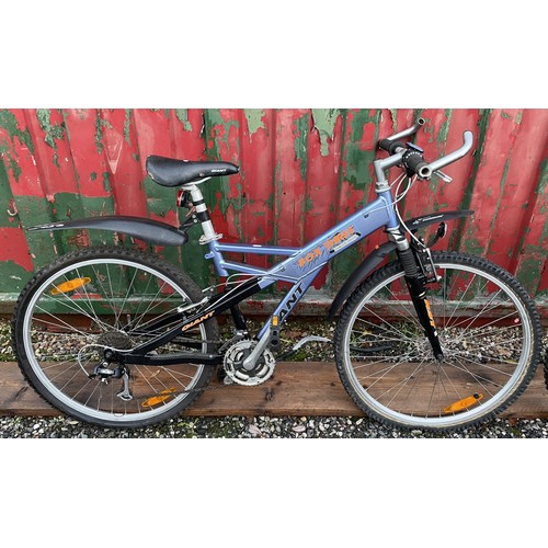 A Giant Box Three Freeride Series mountain bicycle with a 16.5