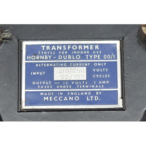 3 - Box of sundry model railway items, including 2 '00' gauge switch points, an uncoupling rail (all Hor... 