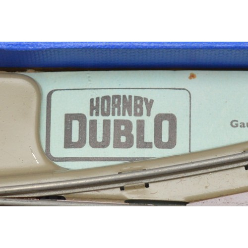 5 - Box of sundry model railway items, including 4 '00' gauge switch points, diamond crossing, 2 uncoupl... 