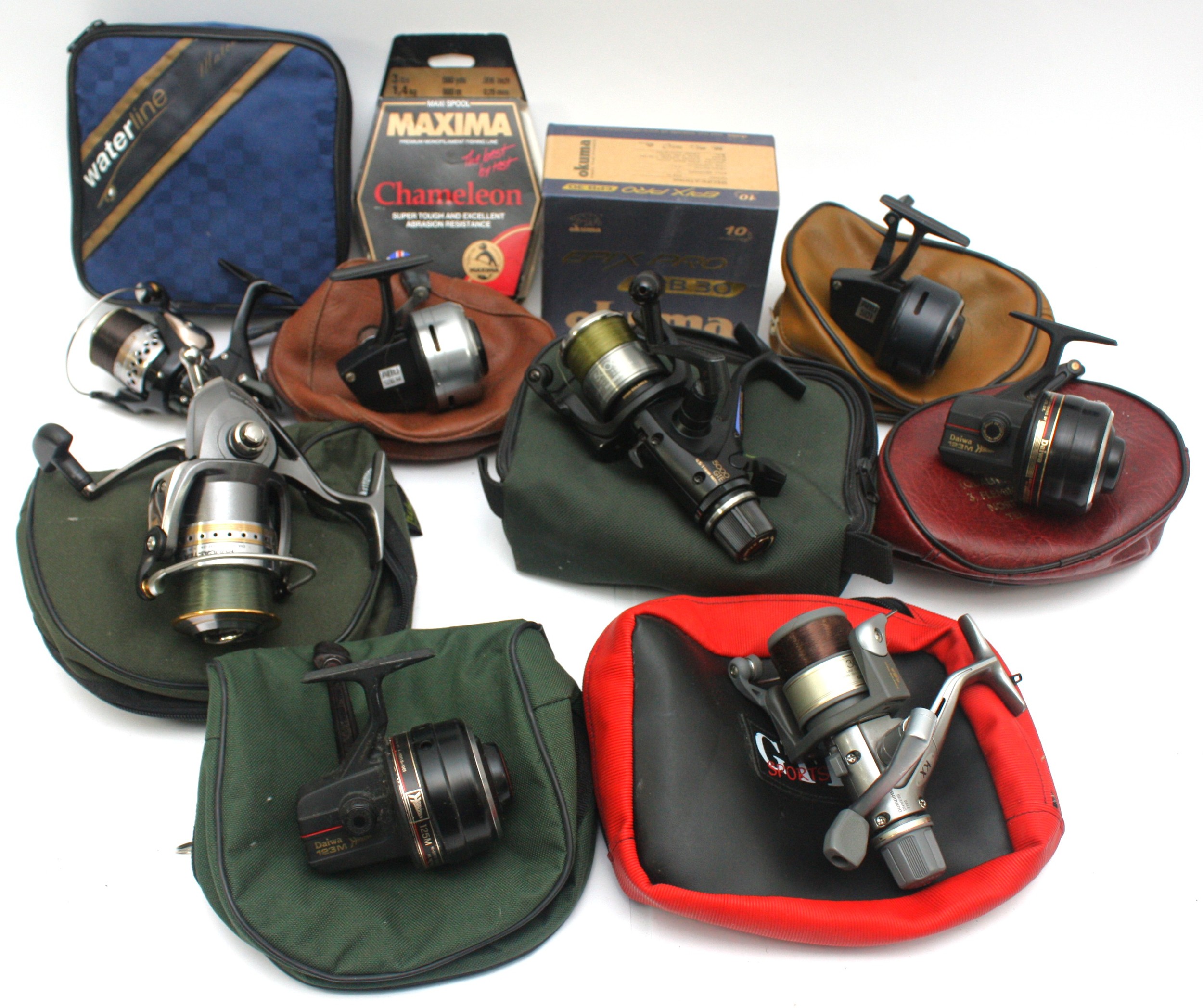 A collection of fishing reels to include a Daiwa Procaster 4000x with ...