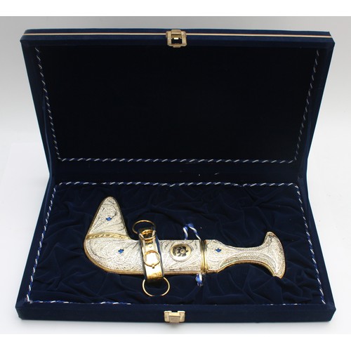 A replica Khanjar Sultanate of Oman tradition dagger, in presentation ...