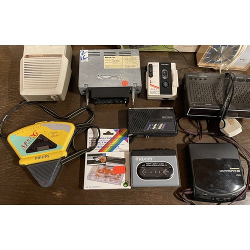 36 - A selection of vintage portable electrical items, to include transistor radios, Toshiba and philips ... 