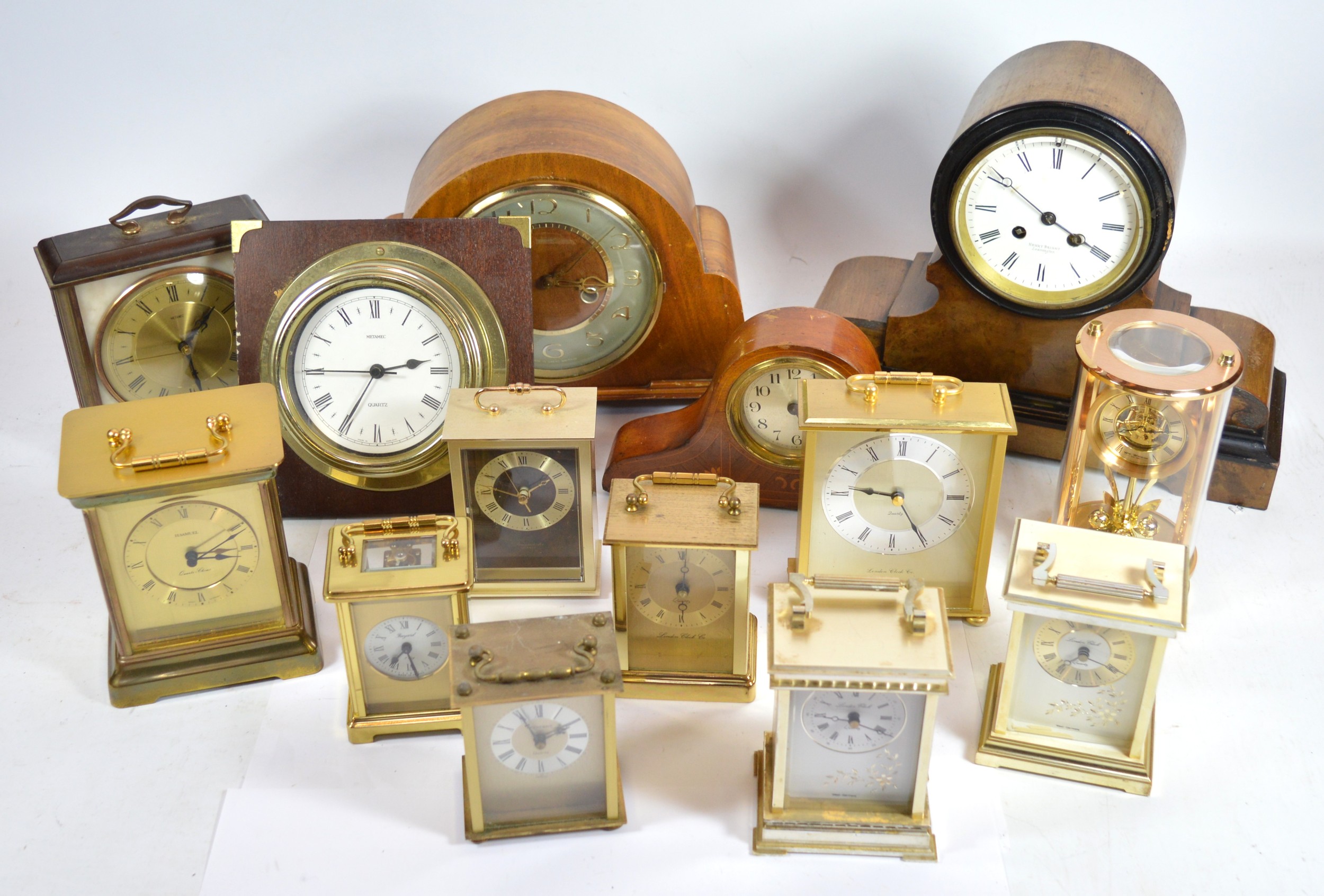 A collection of 20th century and later clocks, to include mantel clocks ...