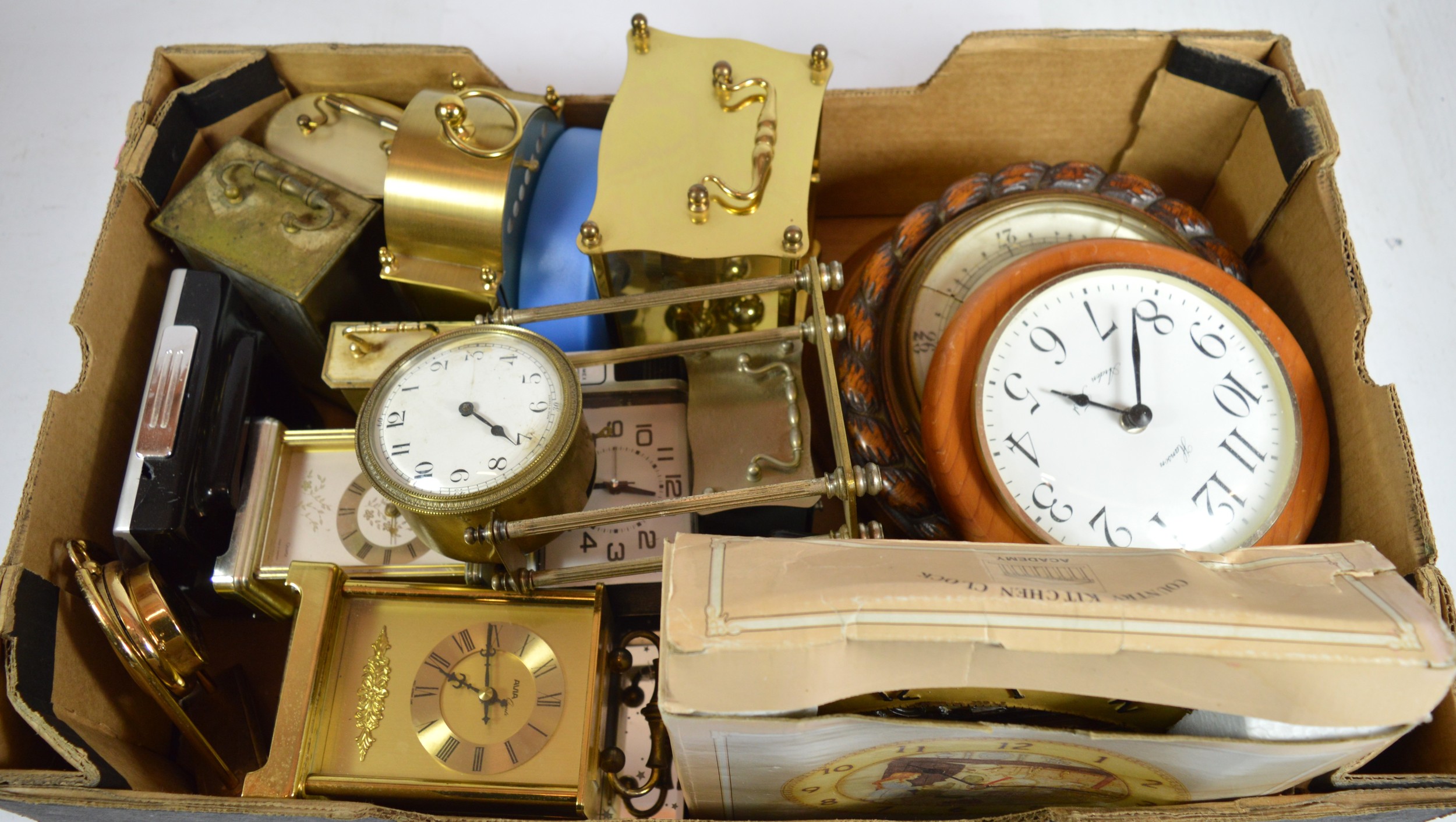 A collection of 20th century and later clocks, to include mantel clocks ...