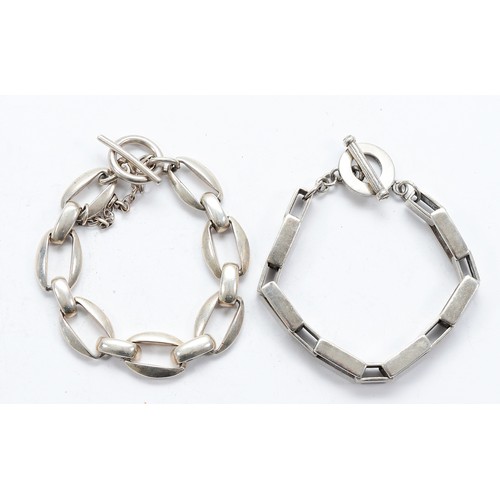 84 - A silver box link bracelet with T bar closure, London 2000, a silver oval link bracelet with T bar c... 