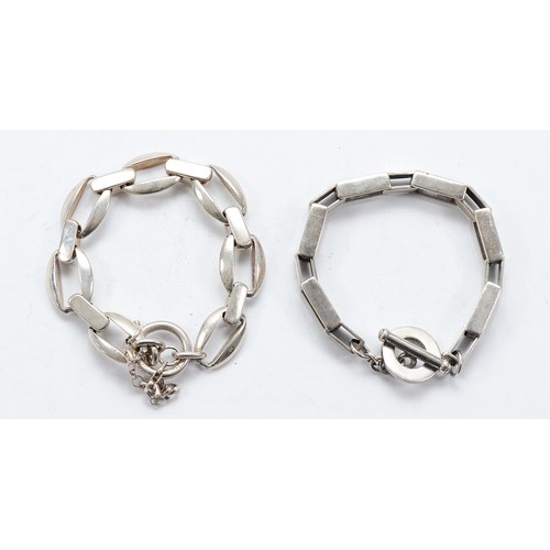84 - A silver box link bracelet with T bar closure, London 2000, a silver oval link bracelet with T bar c... 