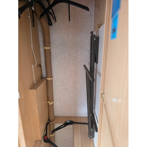 283 - c. mid 1990's Compass Rallye GTE 400/2 caravan, 2 berth, with gas heater, cooker, four burner hob, f... 