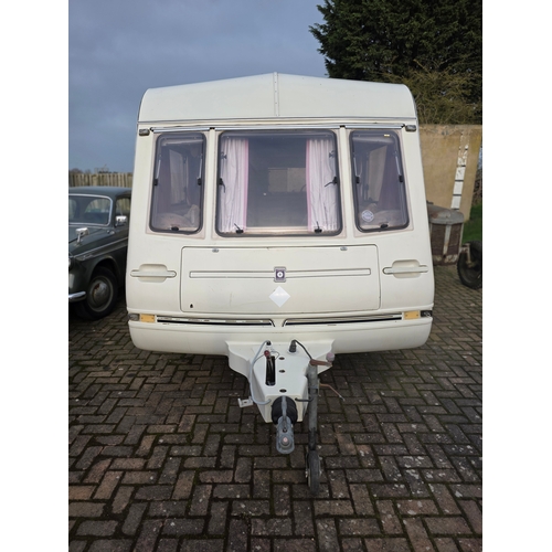 283 - c. mid 1990's Compass Rallye GTE 400/2 caravan, 2 berth, with gas heater, cooker, four burner hob, f... 