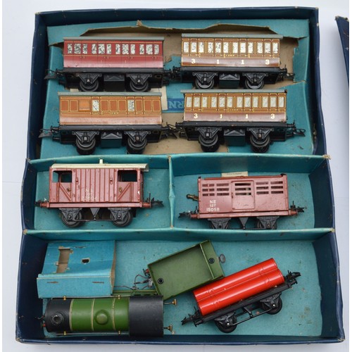 1 - Mid 20th century Hornby 0-gauge clockwork train set having, No. 501 green livery loco with tender, f... 