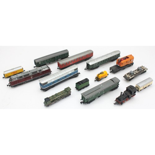 8 - A collection of N scale model railway trains and accessories, to include locomotives, freight cars, ... 