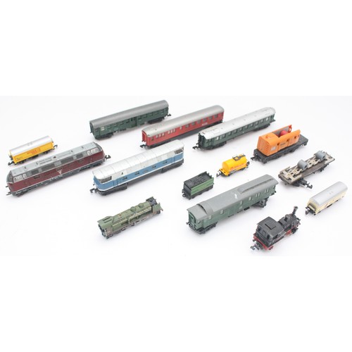 8 - A collection of N scale model railway trains and accessories, to include locomotives, freight cars, ... 