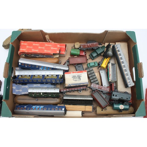 18 - A collection of continental HO scale model railway items, to include engines, carriages, rolling sto... 