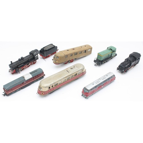 18 - A collection of continental HO scale model railway items, to include engines, carriages, rolling sto... 