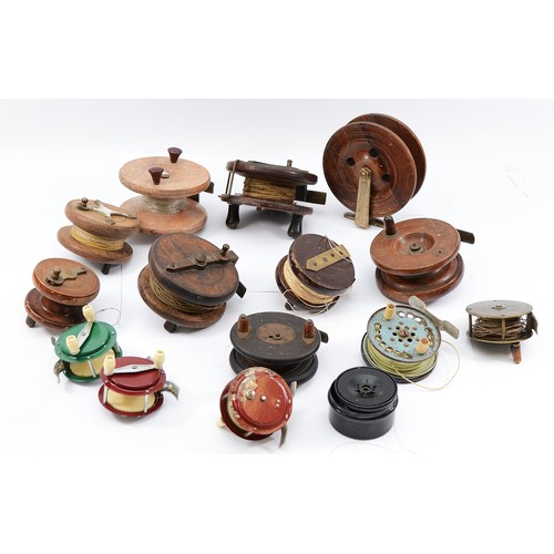248 - A collection of fourteen various vintage fishing reels, including mahogany, brass and metal examples... 