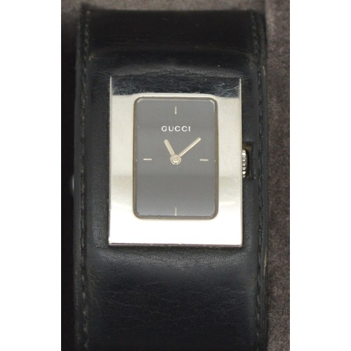463 - Gucci 7800L, a stainless steel quartz ladies wristwatch, black dial with silver tone batons, integra... 