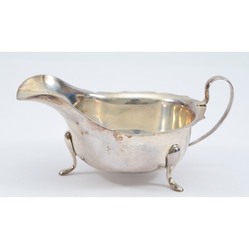 A silver sauce boat, London 1934, with Jubilee mark, raised on three feet, 113gm, 15x6cm.