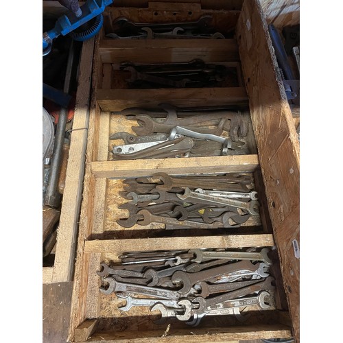 27 - A collection of hand tools to include, a Stanley ratchet brace drill, a Footprint hand drill, variou... 