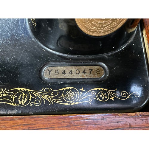 A Singer sewing machine, no. Y8440478.