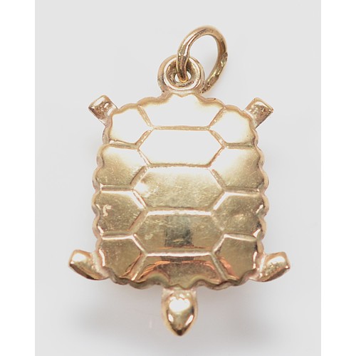 36 - A 9ct gold charm in the form of a turtle, 15mm, 0.7g