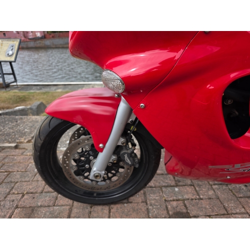 302 - 1999 Triumph Sprint ST, 955cc. Registration number T959 OKK. Vin number SMTTF600MGX088101. Engine nu... 