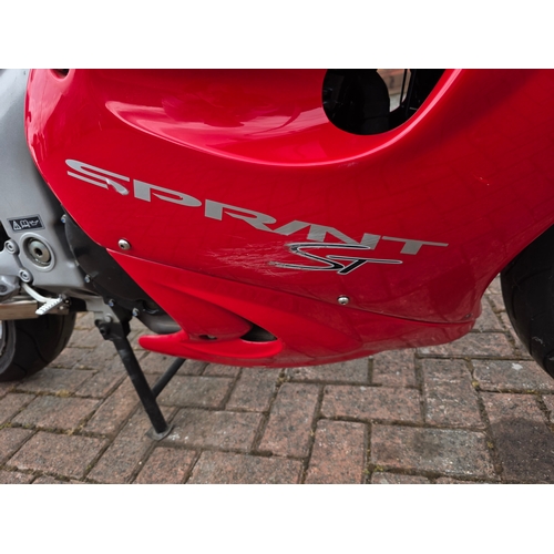 302 - 1999 Triumph Sprint ST, 955cc. Registration number T959 OKK. Vin number SMTTF600MGX088101. Engine nu... 