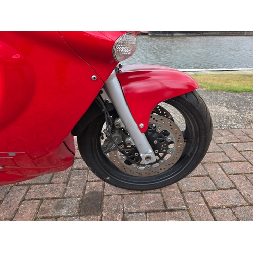 302 - 1999 Triumph Sprint ST, 955cc. Registration number T959 OKK. Vin number SMTTF600MGX088101. Engine nu... 