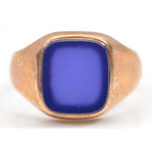 16 - A 9ct gold lapis lazuli signet ring, Birmingham 1973, O, 4.5g