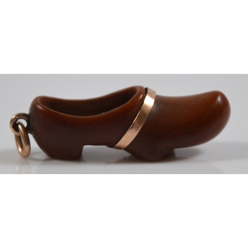 29 - An unmarked gold and possibly early plastic carved shoe charm, 20mm, 0.7g