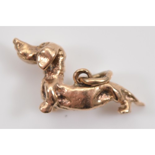 33 - A 9ct gold charm in the form of a dachshund, 18mm Birmingham 1990, 1.6g