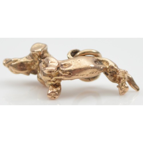 33 - A 9ct gold charm in the form of a dachshund, 18mm Birmingham 1990, 1.6g