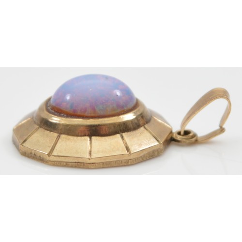 46 - A 9ct gold paste pendant, 20mm, 2.7g